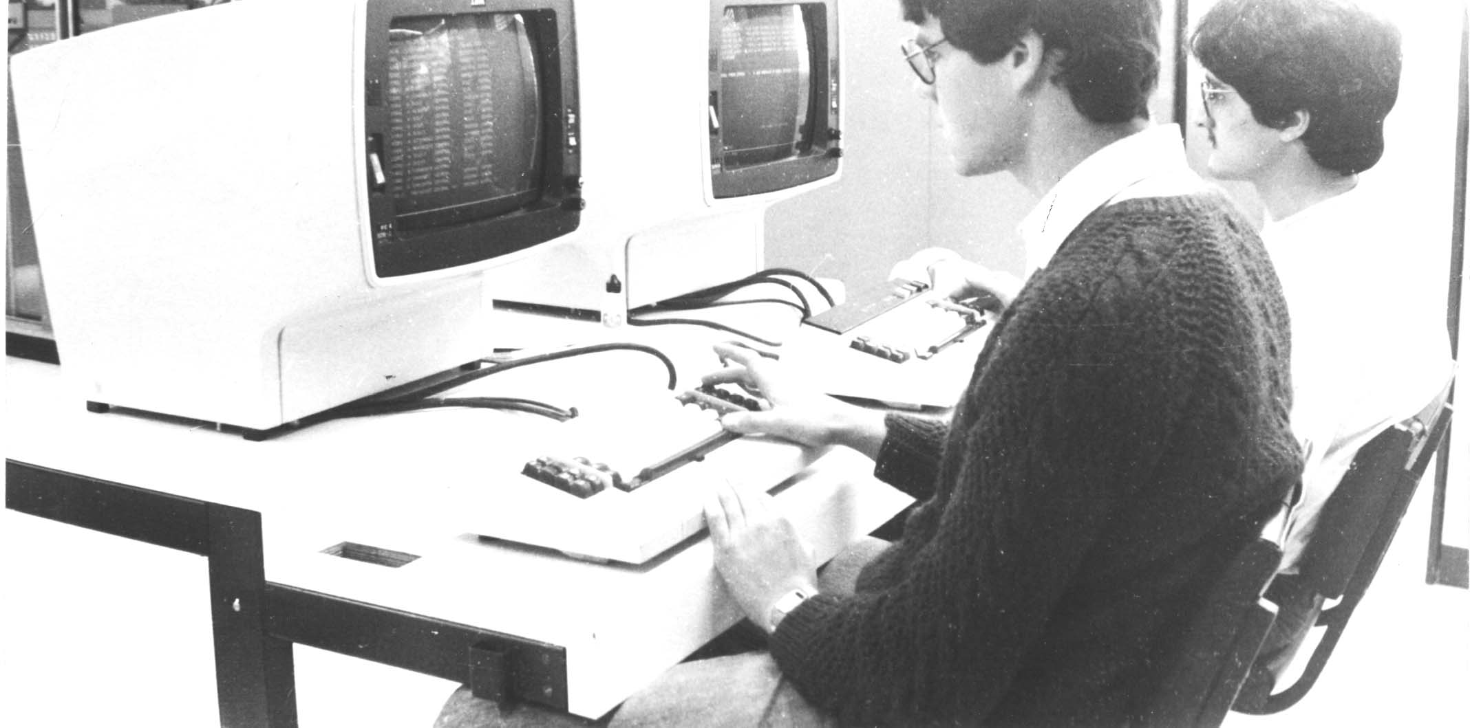 Equipe de Operação UFSC utilizando o IBM 4341