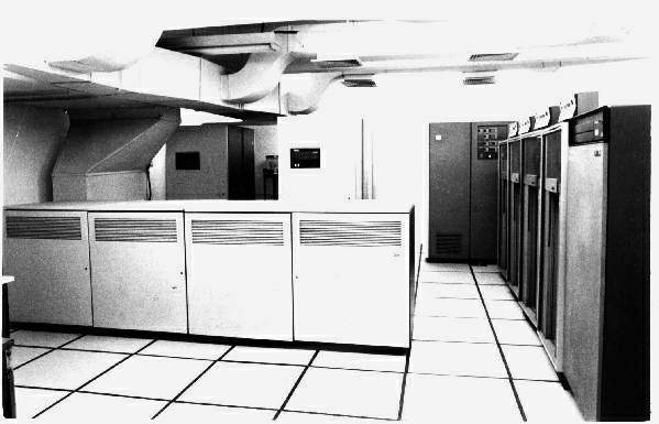 CPU do IBM 4341 e as CPU do IBM 4341 e as unidades de fitas magnéticas instaladas no NPD